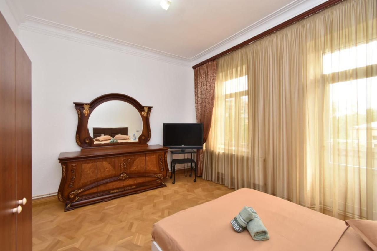 Guesthouses Opera Ереван Екстериор снимка