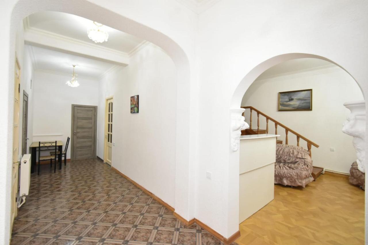 Guesthouses Opera Ереван Екстериор снимка