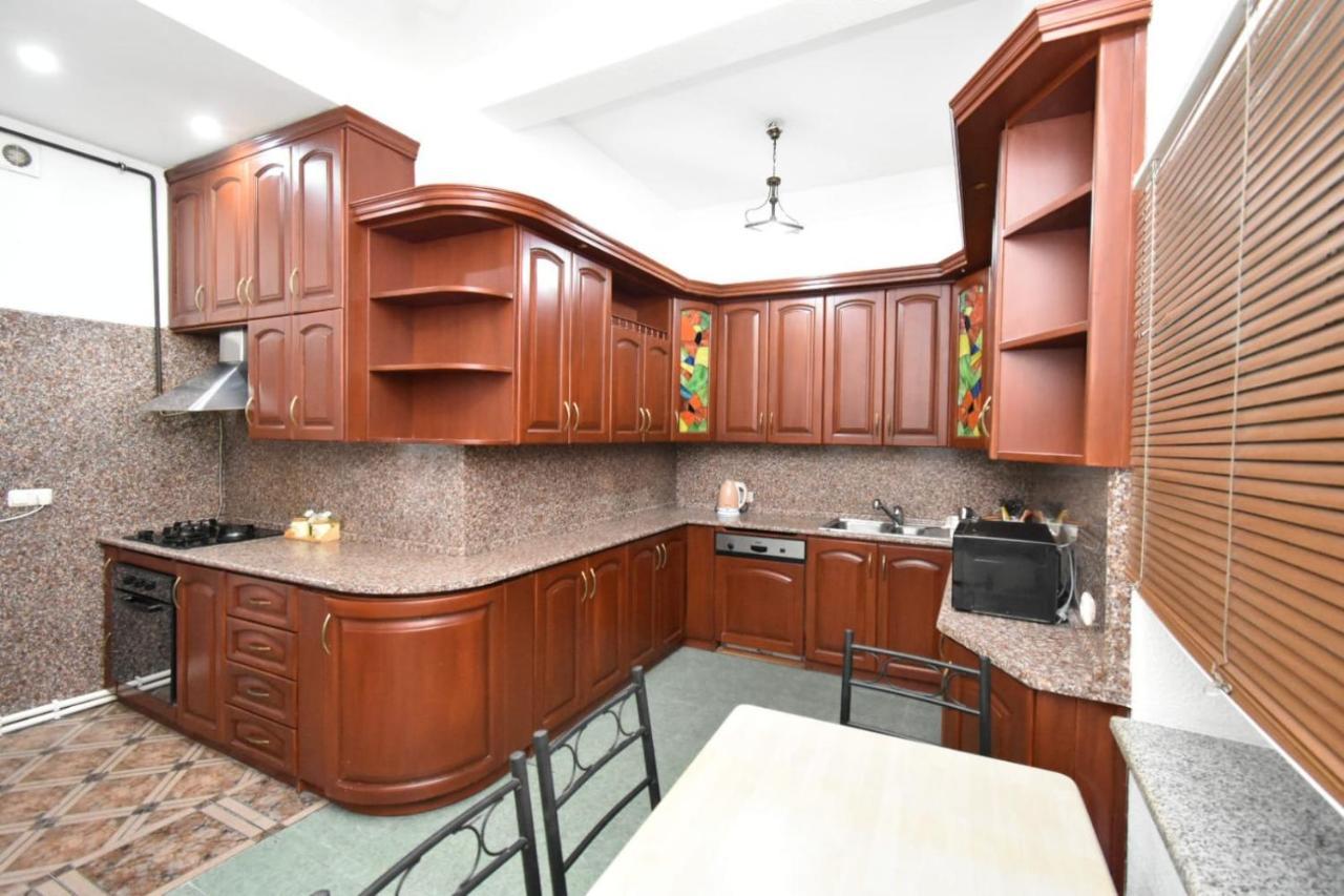 Guesthouses Opera Ереван Екстериор снимка
